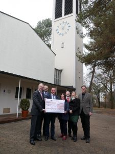 Mit einer Spende über 5.000 Euro unterstützt die Sparkasse Fürth die evangelische Kirchengemeinde Wilhelm Löhe bei ihrer wichtigen Arbeit.