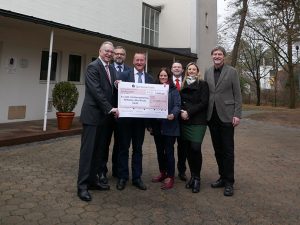 Mit einer Spende über 5.000 Euro unterstützt die Sparkasse Fürth die evangelische Kirchengemeinde Wilhelm Löhe bei ihrer wichtigen Arbeit.