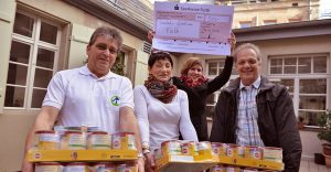 Die Auszubildenden der Sparkasse Fürth starten eine besondere Aktion: In der Hauptgeschäftsstelle Maxstraße informieren sie über die Dr. Günther Pfann-Stiftung und bieten die Möglichkeit kontaktlos zu spenden.