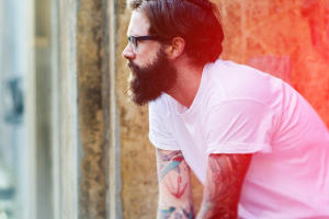 Eine gute Basis, um Geld anzusparen, können Vermögenswirksame Leistungen sein. Ob der Arbeitgeber VL zahlt, sollte man bereits im Vorfeld erfragen.