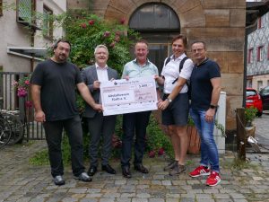 Am 29. August wurde die Spende von 5.000 Euro an Siegfried Meiner, den Vorsitzenden des Fürther Altstadtvereins übergeben.