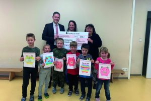 Gewinner des Malwettbewerb der Sparkasse Fürth stehen fest: Kindergarten Lindenwürmchen und Waldringstrolche bekommen je 250 Euro.