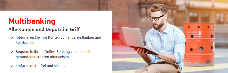 Multibanking - Mann mit Laptop vor einer Industrieruine