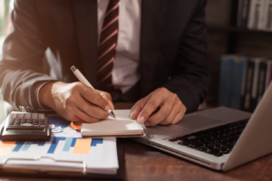 Kredite bündeln und Überblick gewinnen. Niedrige Zinsen sind verführerisch: Viele von uns finanzieren mehrere Dinge parallel – mit Einzelkrediten.