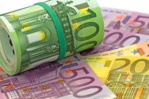 Privatkunden müssen bei Bargeldeinzahlungen von mehr als 10.000 Euro einen geeigneten Beleg über die Herkunft des Geldes vorzulegen.