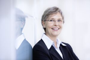 Die Bundesbürger:innen nutzen verstärkt Wertpapiersparen, um fürs Alter vorzusorgen. Diesen Trend bewertet Volkswirtin Dr. Gabriele Widmann.