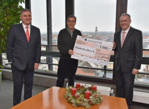 Schon seit 50 Jahren gibts die Weihnachtsaktion „Freude für alle“ - seit fast 30 Jahren unterstützt die Sparkasse Fürth diese Aktion.