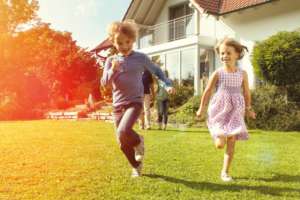 Belastungen durch die Finanzierung aufgrund der höheren Zinsen steigen. Allerdings wirken die Zinsen für Immobilienkredite ambivalent ...