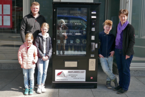 Regelmäßig wird der „Regiomat“ von der Familie Günther bestückt. Die Erzeugnisse stammen von ihrem Pleikershof bei Cadolzburg.