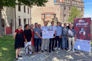 Thomas Lang, Marktbereichsleiter Sparkasse Fürth, einen Scheck in Höhe von 7.000 € an den 1. Vorsitzenden des Heimatvereins Cadolzburg e.V.