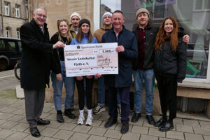 Spendenübergabe der Sparkasse Fürth an das Team vom Verein Soziokultur Fürth e.V.. Startkapital für den Umbau der vorhandenen Räumlichkeiten.
