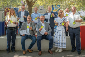 Blinkis sind kleine batteriebetriebene Reflektorlichter, die sich an Ranzen befestigen lassen und zu mehr Sichtbarkeit verhelfen sollen.