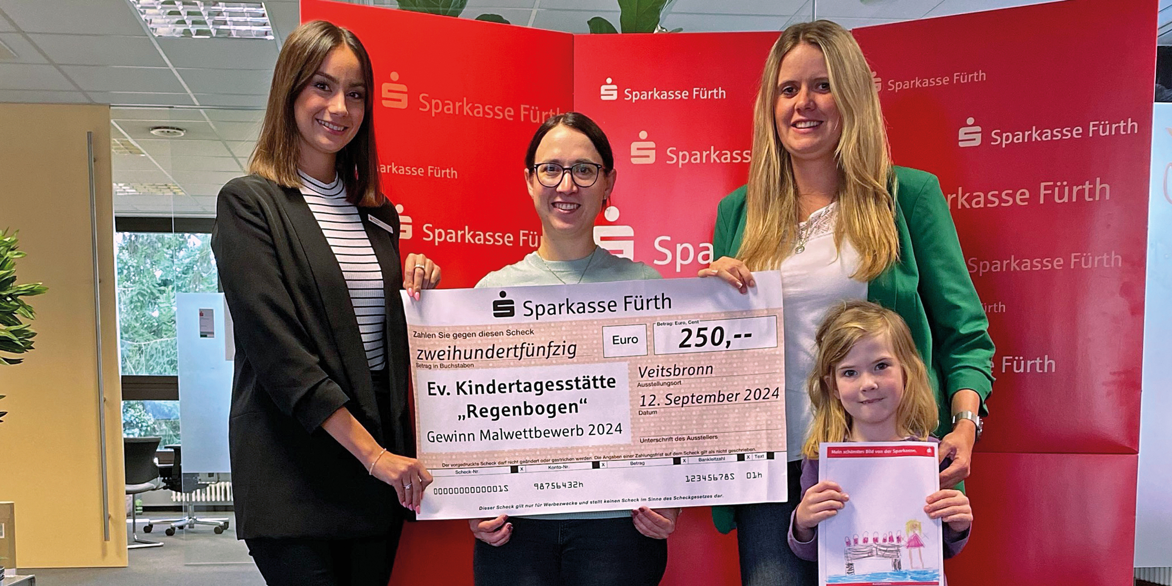 v.l.n.r. Franziska Rogler, Leiterin der Geschäftsstelle Veitsbronn; Simone Kraus, stellvertretende Leitung des evangelische Kindergartenin Veitsbronn; Yvonne Motzek, Beraterin der Geschäftsstelle Veitsbronn. Das Geld wird für die Umgestaltung des Turnraums verwendet.