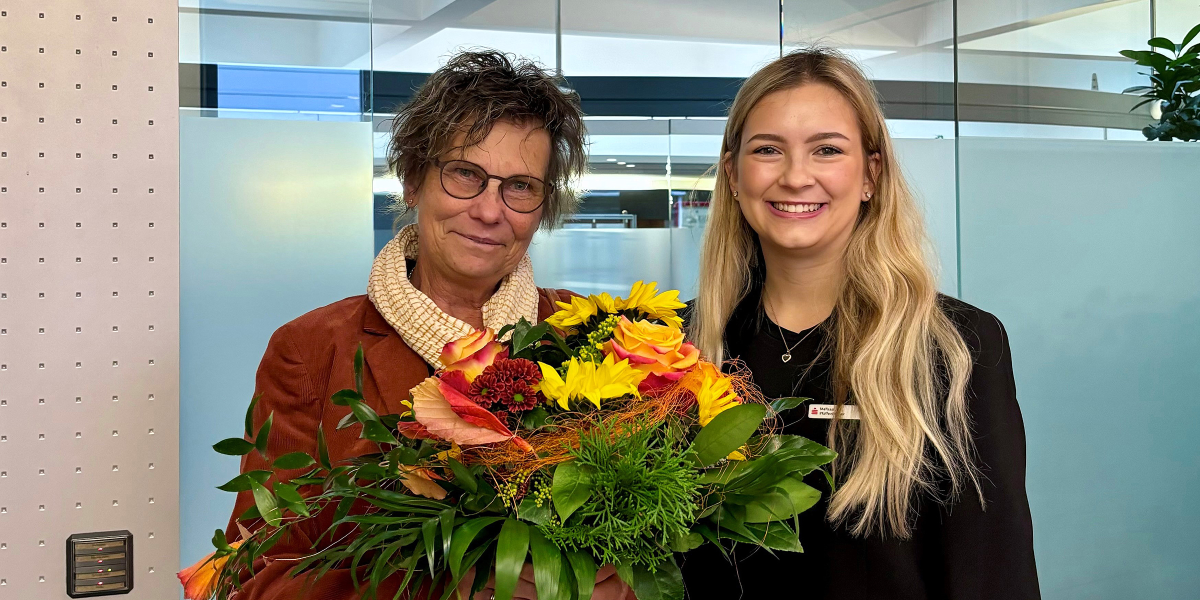 Glückliche Gewinnerin Gudrun Weißmann und Privatkundenberaterin Melissa Pfaffenberger