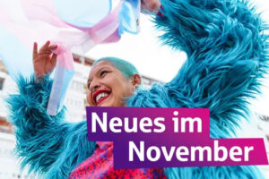 Lachende Frau mit Plüsch. Im Herbstmonat November wird es einfacher, den eigenen Namen und das eingetragene Geschlecht zu ändern. Neue Ausweisdokumente kommen per Post.