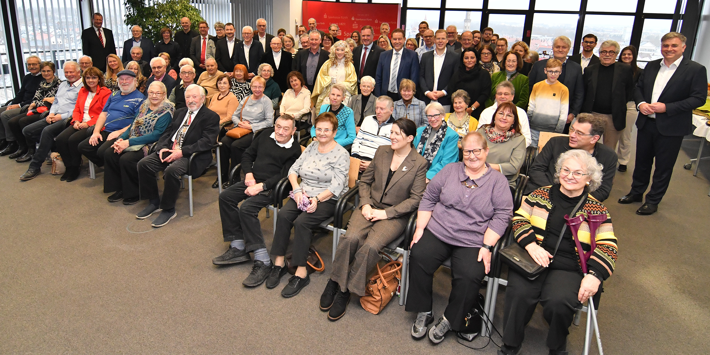 Bild mit begünstigten Organisationen und Vertretern der Stiftungen im Hochhaus der Sparkasse Fürth.