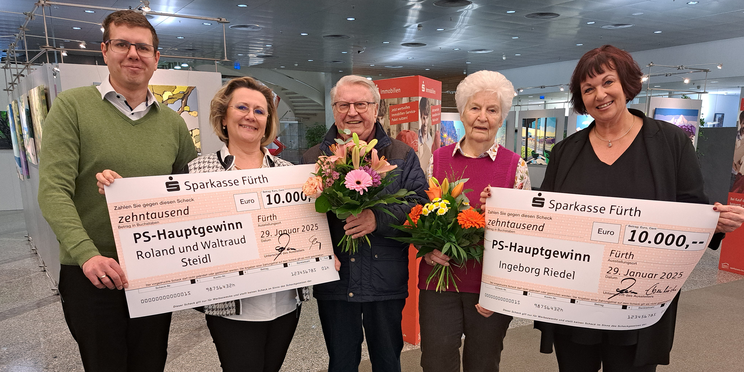 Pressefoto in der Geschäftsstelle Maxstraße mit den Gewinnern aus der PS-Lotterie