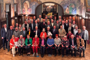 Adolf Dodenhöft, Vorstandsvorsitzender der Sparkasse Fürth, und Landrat Bernd Obst übergaben die Auszeichnungen für das Ehrenamt auf Schloss Stein.
