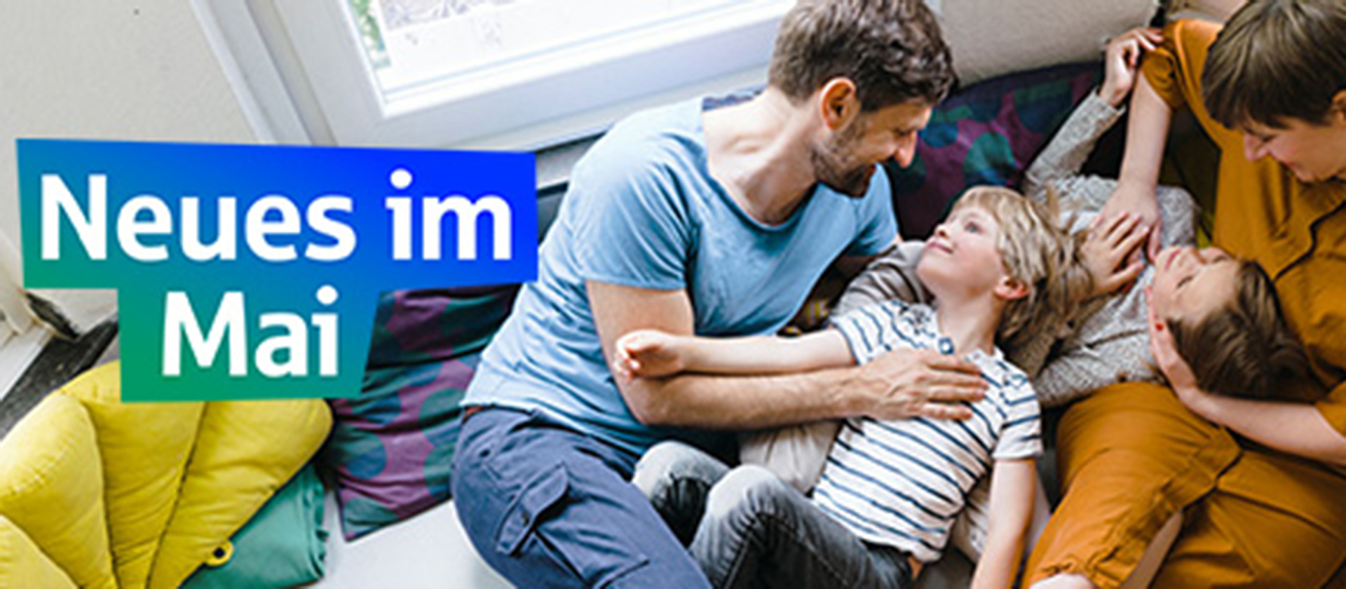 Vieles neu macht der Mai: Flexiblere Namensregeln, digitale Passbilder, strengere Mülltrennung – und vielleicht einen neuen Bundeskanzler. Neues im Mai - Familie auf dem Sofa