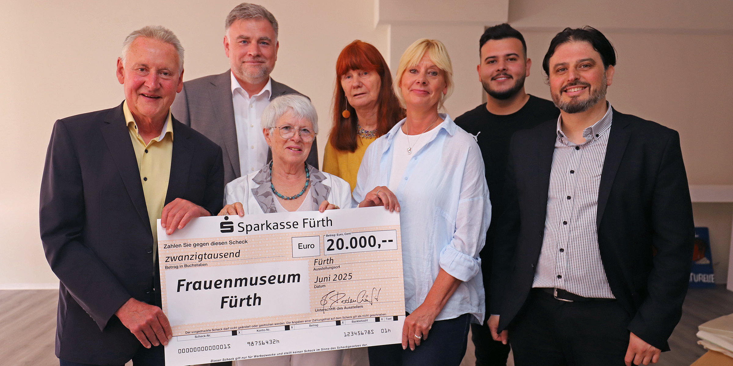 Ab Herbst wird die Innenstadt an neuem Standort belebt - am 13. September öffnen das Frauenmuseum die Pforten in den frisch renovierten Räumlichkeiten. Gruppenbild: Von links nach rechts: Spendenübergabe am neuen Standort Hirschenstraße: Oberbürgermeister Dr. Jung, Vorstandsvorsitzender Sparkasse Fürth Adolf Dodenhöft, Vereinsvorständinnen Rita Schmidt und Gaby Franger sowie Susanne Auer, Gebäudeinhaber Memet und Ayhan Yesil | Foto: B. Gaßner / Bürgermeister- und Presseamt Stadt Fürth