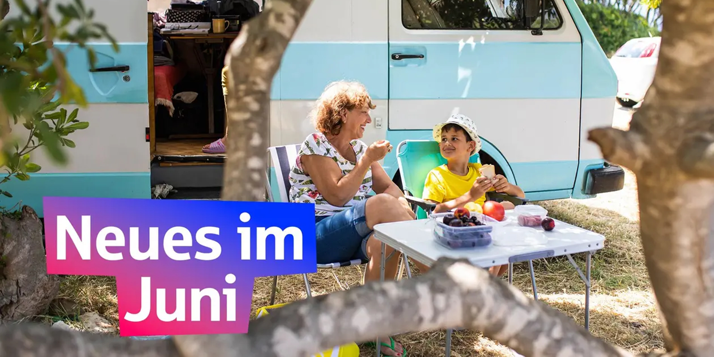 Neues im Juni 2025: Mehr Mutterschutz, Barrierefreiheit, nachhaltige Technik und viele andere Neuerungen. Mehr dazu lesen Sie hier. Campingplatz mit Bäumen - hier steht ein Bulli-Bus, davor einer Frau und dem Enkel beim Essen.
