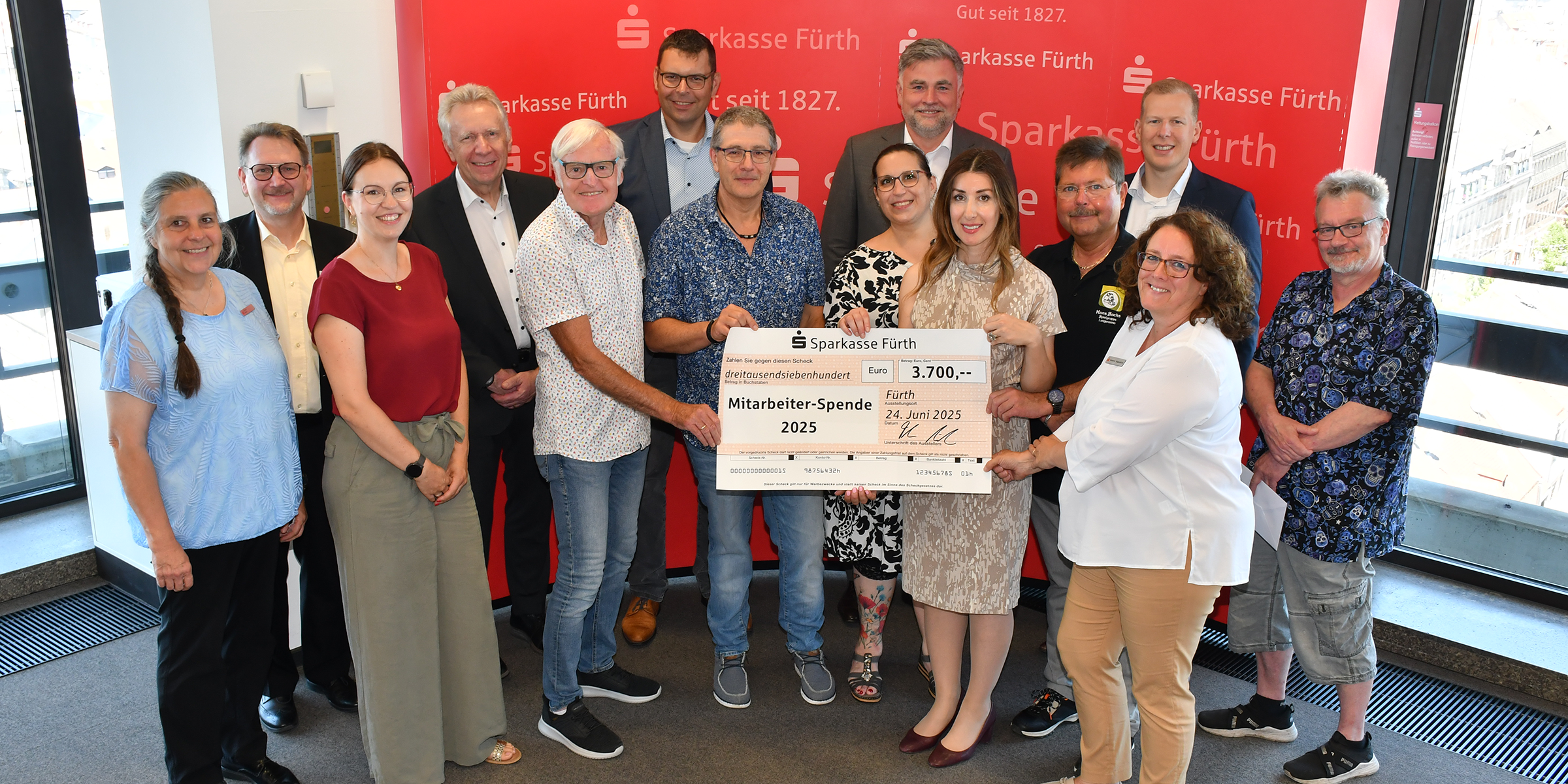 Bei der jährlichen Veranstaltung für alle Mitarbeiter/-innen verzichtete die Sparkasse Fürth in diesem Jahr erstmals auf Give-Aways. | Spende Feierstunde für die begünstigten Vereine – von links nach rechts: Cornelia Seifert, Thomas Mück, Sarah Kraus (Sing- und Musikschule), Ralph Otto, Hans Heidelberger (Nehemia Team e.V.), Rainer Gegner (Sing- und Musikschule), Thomas Bergsch und Sandra Zintl (Wärmestube Fürth), Adolf Dodenhöft, Lilit Zebli-Avayan (Lebenshilfe Fürth), Hans-Peter Seichter (Kulturhof Langenzenn), Kai Tusak, Susanne Hegendörfer, Thomas Schier (Tierschutzheim)