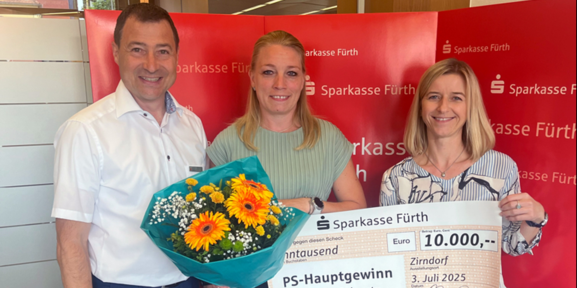 Bildunterschrift:v.l.n.r.: Geschäftsstellenleiter Matthias Prießnitz, Claudia Schnetz, Gewinnerin aus der Geschäftsstelle Zirndorf sowie Kundenberaterin
Ursula Gross