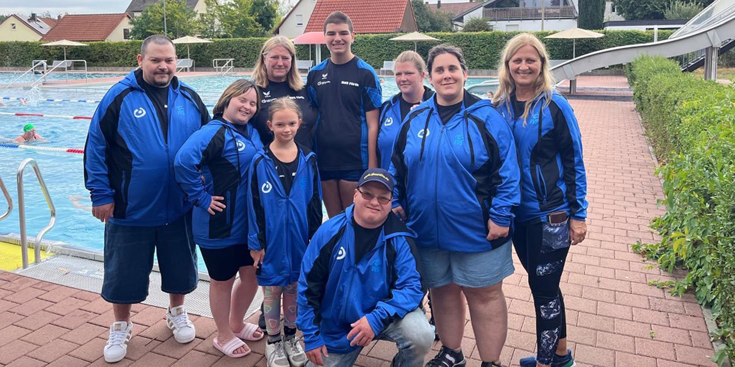Das Team der Schwimmerinnen und Schwimmern der Lebenshilfe Fürth beim 12-Stunden-Inklusions-Schwimmen am 12. Juli 2025 in Altdorf.