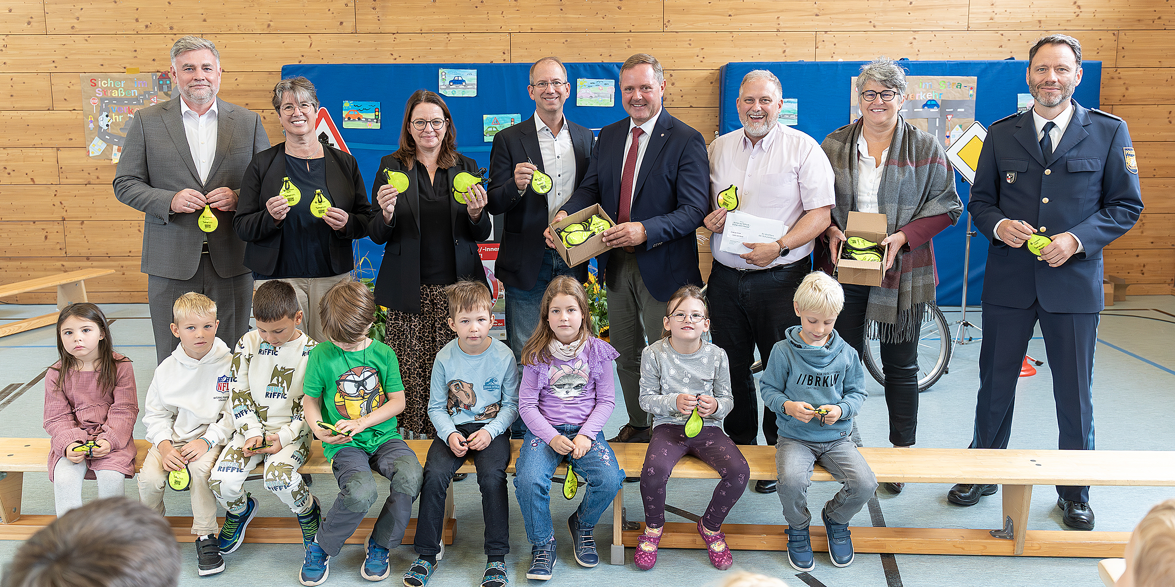 Gruppenbild mit allen beteiligten der Aktion: Blinkis - Gut sichtbar auf dem Schulweg