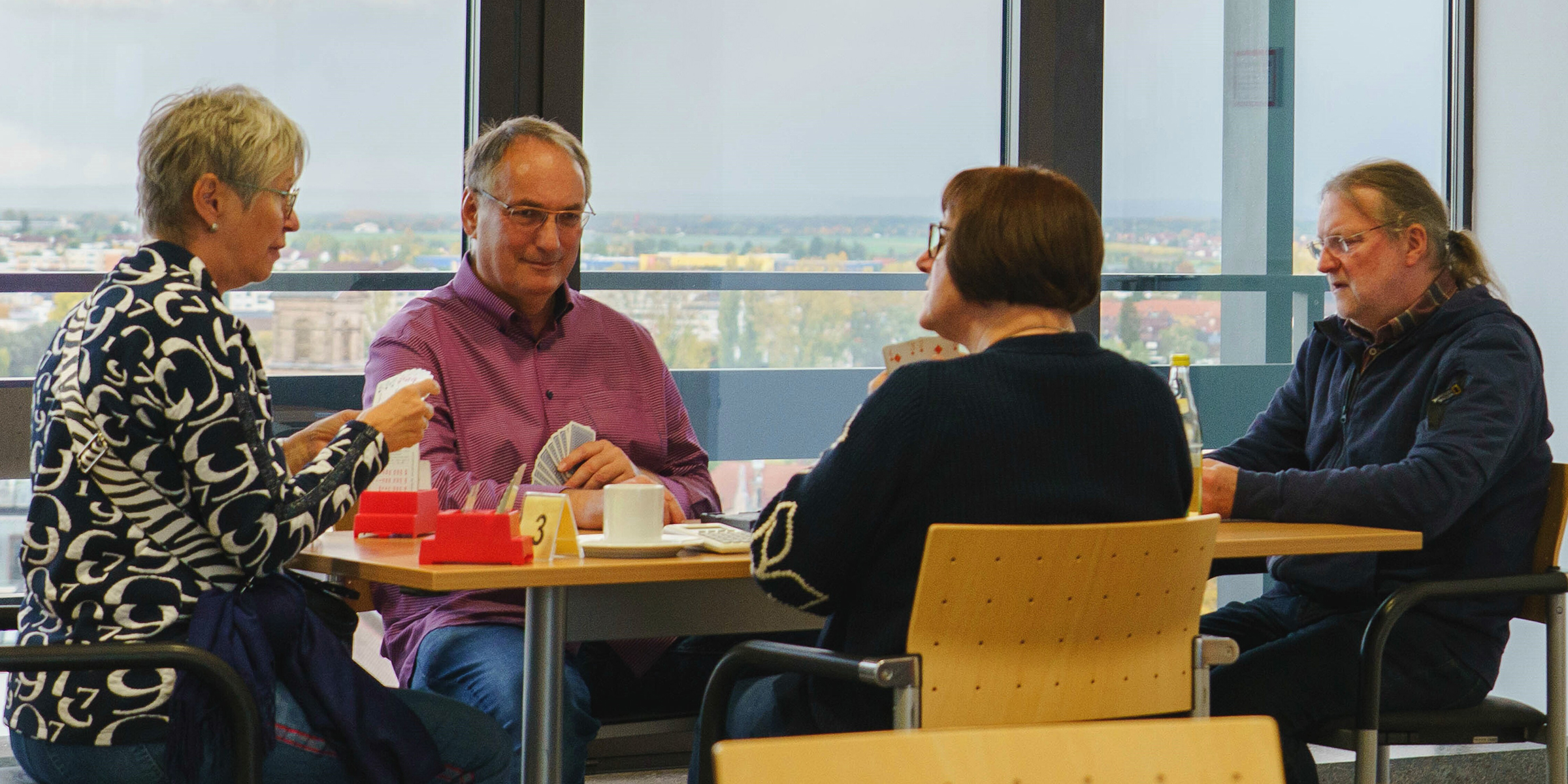 Es war wieder ein besonderes Bridge-Event im 9. Stock des Sparkassen-Towers mit herrlichem Blick über Fürth und leckerem Catering, das in Kooperation mit dem 1. Bridgeclub Nürnberg-Fürth veranstaltet wurde. Spiel und Spannung an einem Pik-Tisch