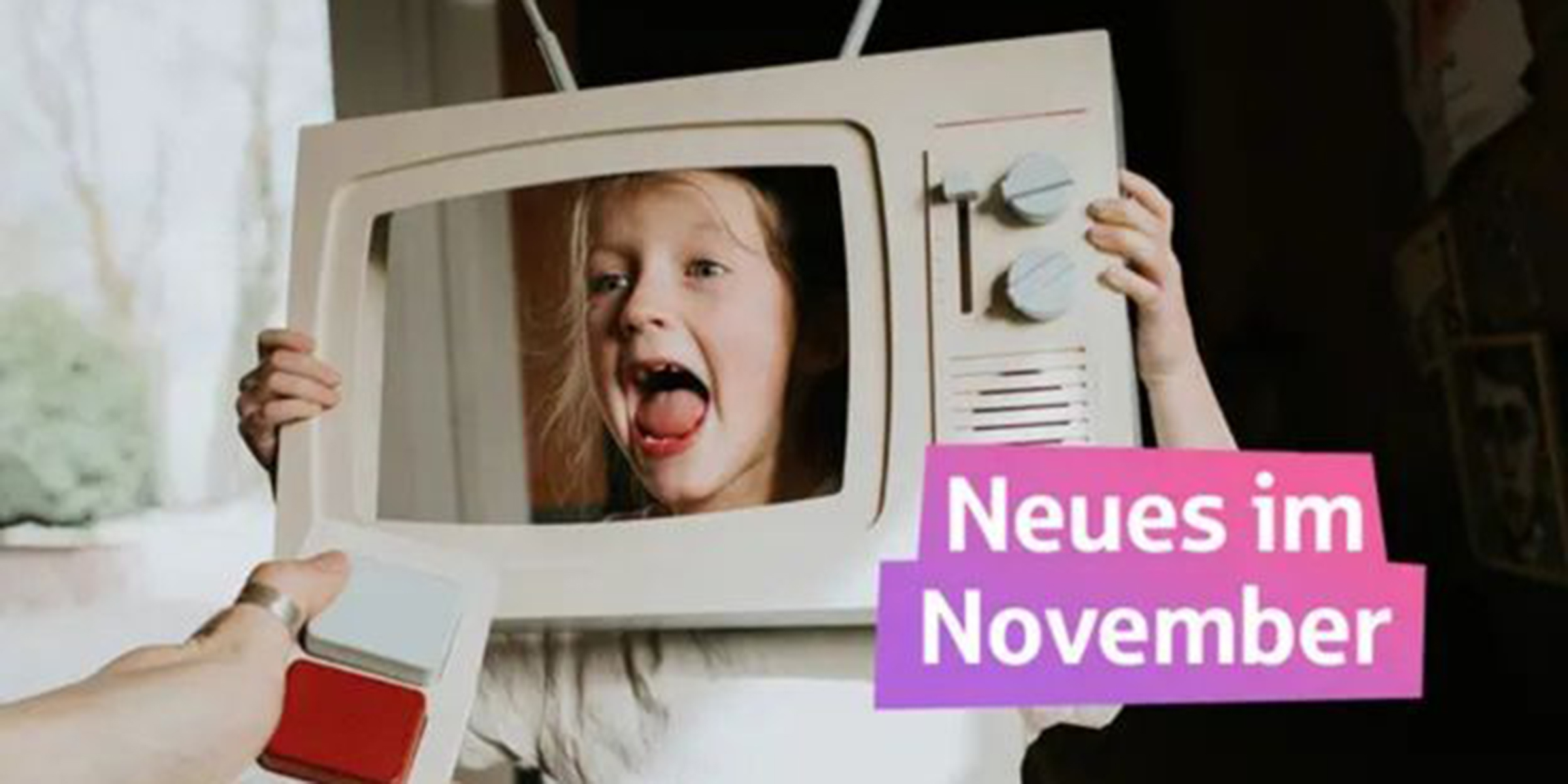 Im Herbstmonat November gibt es viele Neuerungen: Neue Kreditregeln, Abschaffung der Boardingpässe und der Kfz-Versicherungswechsel steht an. Kind hält sich einen selbst gebastelten Fernseher vor den Kopf.