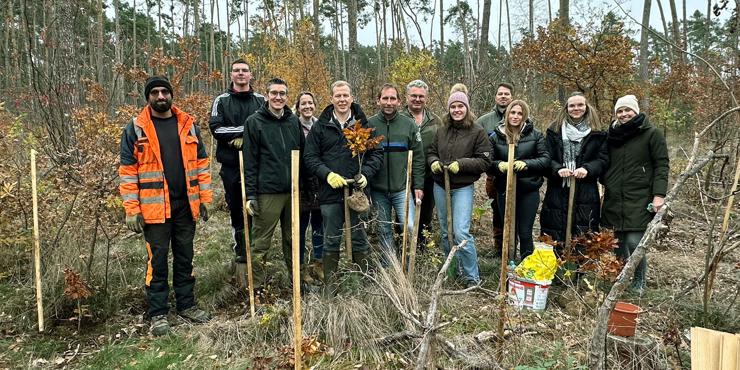 Mitarbeitende gemeinsam mit dem Nachhaltigkeits-Team der Sparkasse Fürth und Vorstand Kai Tusak im Stadtwald Mannhof