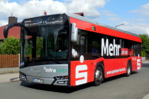 Ab sofort können Fahrgäste in allen Bussen der infra ihre Tickets bargeldlos kaufen – bequem mit der Sparkassen-Card (Debitkarte), einer Kreditkarte oder dem Smartphone.