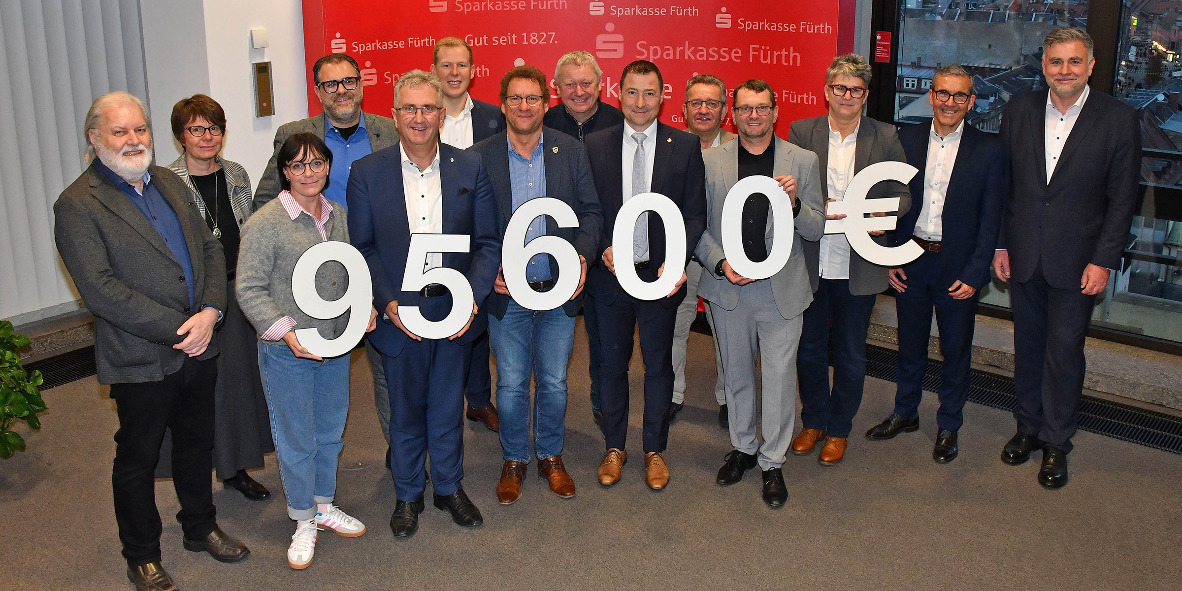 Am 10. November trafen sich Bürgermeisterinnen und Bürgermeister aus dem Landkreis zur symbolischen Spendenübergabe im Sparkassen-Hochhaus. Am 10. November trafen sich Bürgermeisterinnen und Bürgermeister aus dem Landkreis zur symbolischen Spendenübergabe im Sparkassen-Hochhaus.