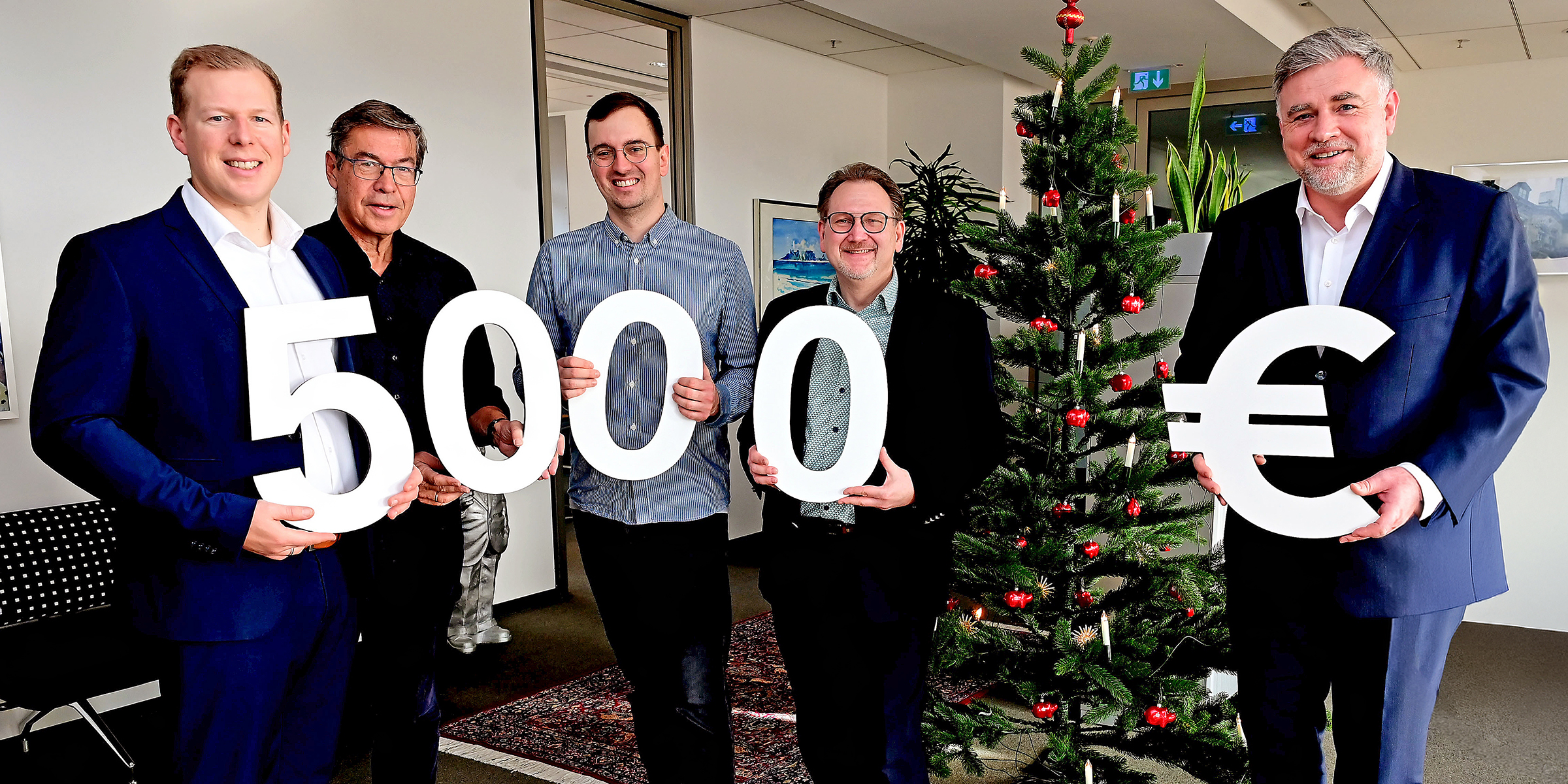 Spendenübergabe in der Sparkasse Fürth, v.l.n.r.: Kai Tusak (Vorstandsmitglied Sparkasse Fürth), Wolfgang Heilig-Achneck (Mitarbeiter „Freude für Alle e.V.“), Max Söllner (Redakteur Nürnberger Nachrichten), Thomas Mück (Referent Presse- und Öffentlichkeitsarbeit Sparkasse Fürth), Adolf Dodenhöft (Vorstandsvorsitzender Sparkasse Fürth)