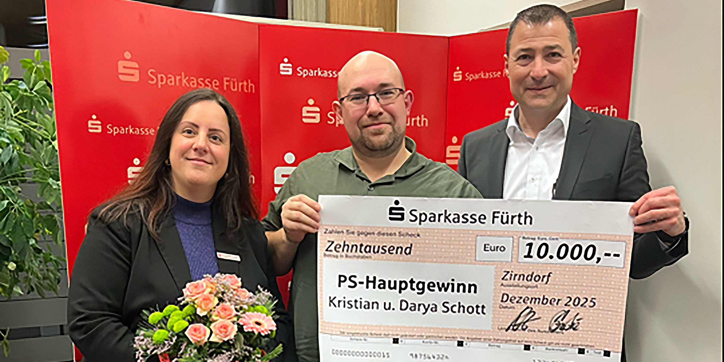 Große Freude und strahlende Gesichter bei Darya und Kristian Schott aus Zirndorf: Bei der aktuellen Ziehung von PS-Sparen und Gewinnen – der Lotterie der bundesdeutschen Sparkassen – erfüllte sich für das Ehepaar ein besonderer Glücksmoment: ein Hauptgewinn von 10.000 Euro.