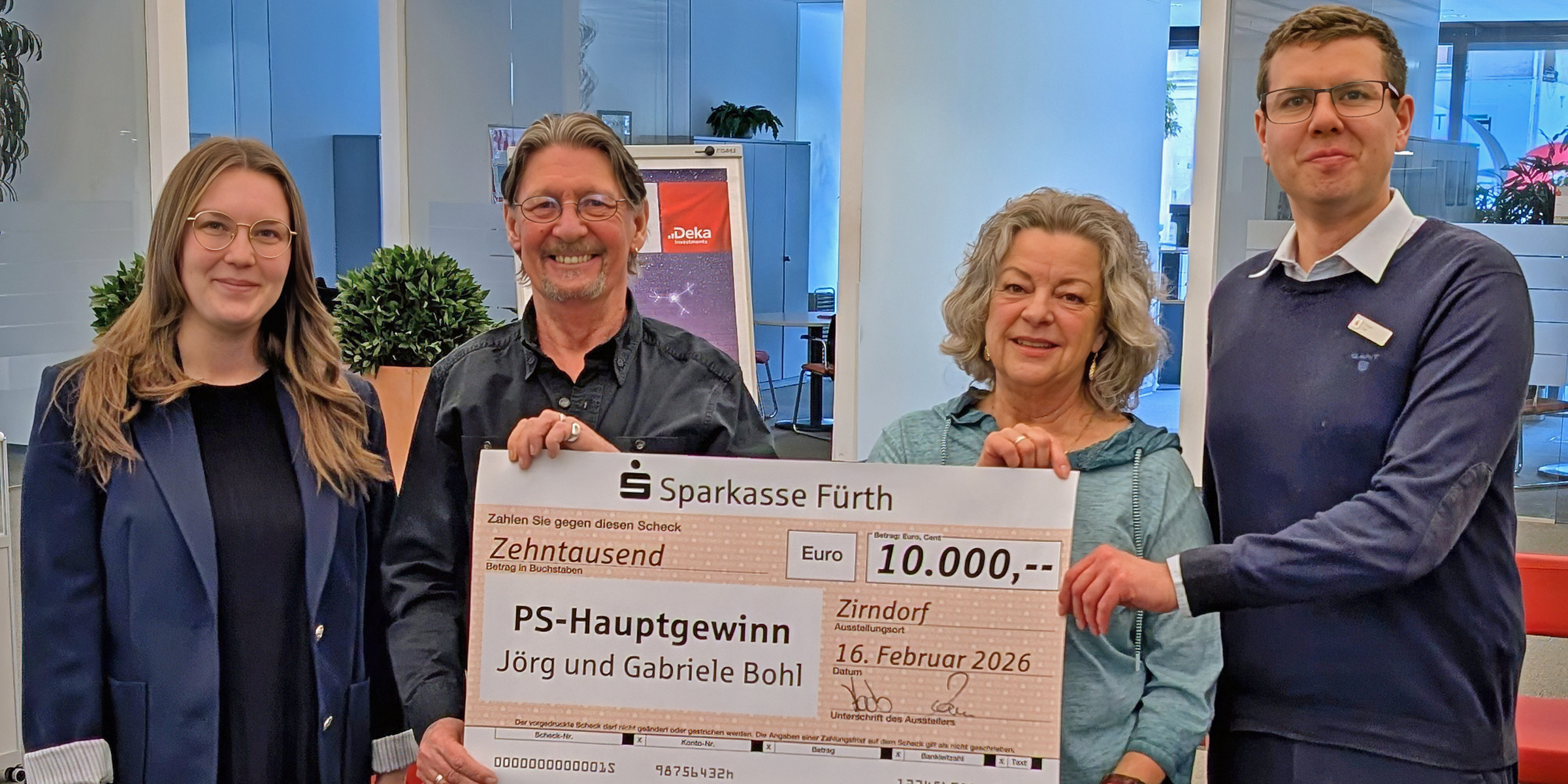 Ein idealer Auftakt in die Reisesaison: Gabriele und Jörg Bohl sicheren sich bei der Monatsziehung 10.000 Euro beim „PS-Sparen und Gewinnen“.