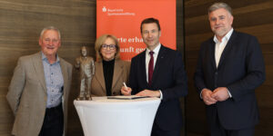 Die Stiftung Ludwig-Erhard-Haus und die Bayerische Sparkassenstiftung unterzeichnen eine Fördervereinbarung zur Errichtung eines Financial Life Parks. <yoastmark class=