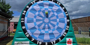 Die Anschaffung des XXL Fußball-Dart wurde durch die Sparkasse Fürth ermöglicht, die damit die Jugendarbeit in Fürth unterstützen will. Bild mit KI bearbeitet