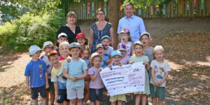 Bildunterschrift: Matthias Prießnitz, Leiter der Sparkassen-Geschäftsstelle in Zirndorf, und seine Kollegin, Kundenberaterin Nadine Klostermeier, freuten sich gemeinsam mit Leiterin Rowena Praast sowie den Mädchen und Jungen des Kindergartens „Lindwürmchen“.
