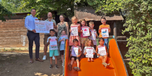 Bildunterschrift: Fabian Zapf, Leiter der Sparkassen-Geschäftsstelle in der Maxstraße, überreicht die Siegerprämie an das Leitungsteam des Kindergartens St. Heinrich, Sebastian Reinhold und Michaela Söllner.